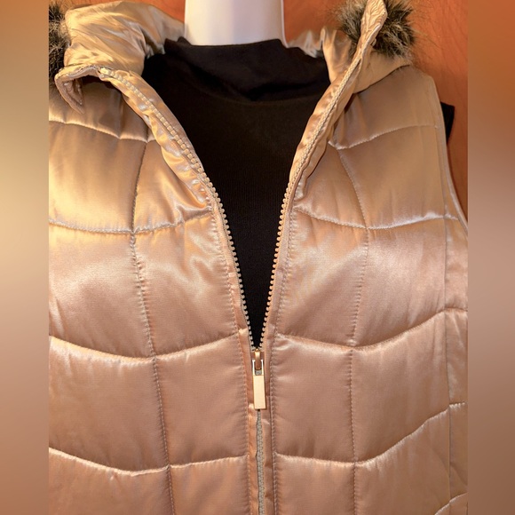 Women’s Vest - Picture 2 of 8